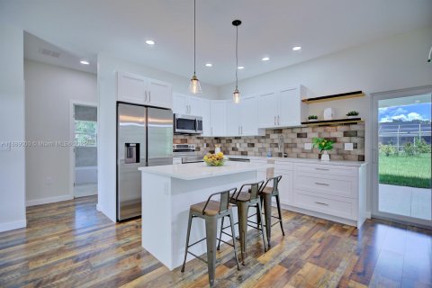 House in Sebring, Florida 2 bedrooms, 106.93 sq.m. № 1941232 - photo 5