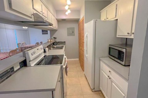 Copropriété à louer à Oakland Park, Floride: 2 chambres, 80.82 m2 № 1982578 - photo 7