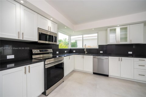 House in Pembroke Pines, Florida 4 bedrooms, 196.02 sq.m. № 1762919 - photo 7