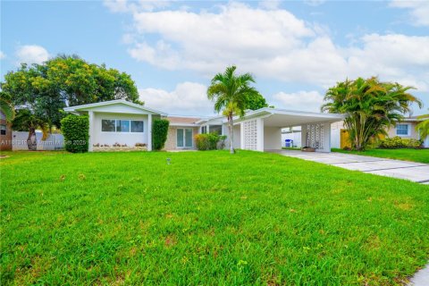 House in Pembroke Pines, Florida 4 bedrooms, 196.02 sq.m. № 1762919 - photo 1