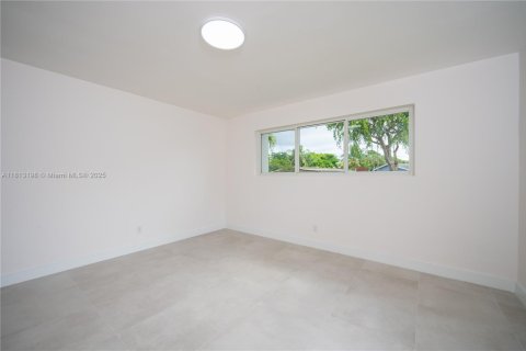 House in Pembroke Pines, Florida 4 bedrooms, 196.02 sq.m. № 1762919 - photo 11