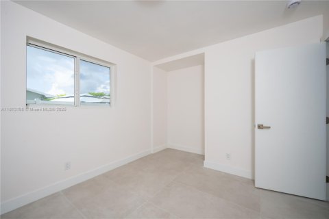 House in Pembroke Pines, Florida 4 bedrooms, 196.02 sq.m. № 1762919 - photo 14