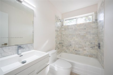 House in Pembroke Pines, Florida 4 bedrooms, 196.02 sq.m. № 1762919 - photo 15