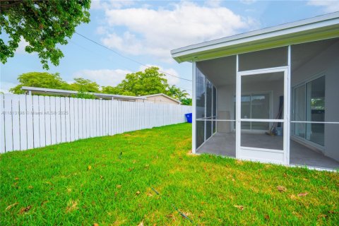 House in Pembroke Pines, Florida 4 bedrooms, 196.02 sq.m. № 1762919 - photo 3