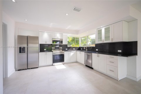 House in Pembroke Pines, Florida 4 bedrooms, 196.02 sq.m. № 1762919 - photo 18