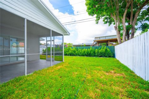 House in Pembroke Pines, Florida 4 bedrooms, 196.02 sq.m. № 1762919 - photo 2