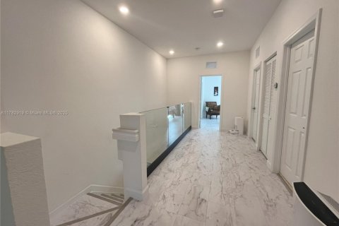 Casa en venta en Miami, Florida, 4 dormitorios, 228.63 m2 № 1868797 - foto 22