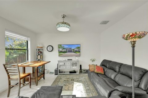 Casa en venta en Miami, Florida, 4 dormitorios, 228.63 m2 № 1868797 - foto 8