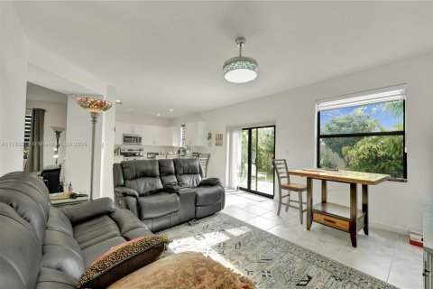 Casa en venta en Miami, Florida, 4 dormitorios, 228.63 m2 № 1868797 - foto 9