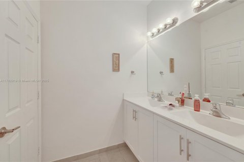 Casa en venta en Miami, Florida, 4 dormitorios, 228.63 m2 № 1868797 - foto 7