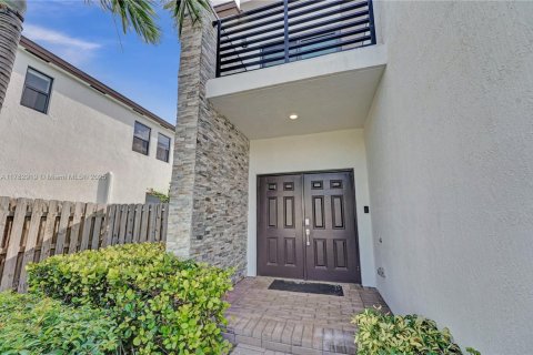 Casa en venta en Miami, Florida, 4 dormitorios, 228.63 m2 № 1868797 - foto 2
