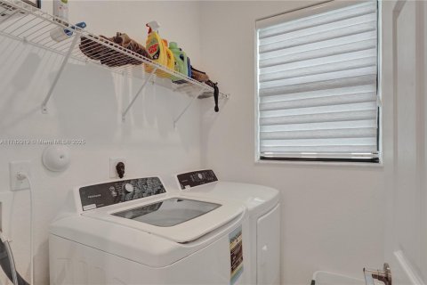 Casa en venta en Miami, Florida, 4 dormitorios, 228.63 m2 № 1868797 - foto 23