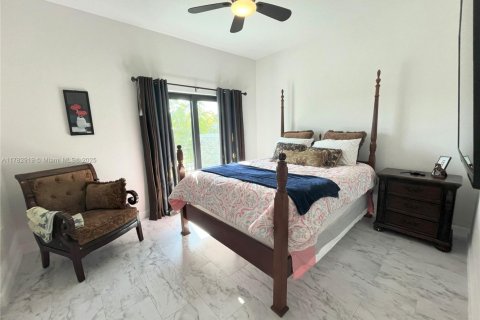 Casa en venta en Miami, Florida, 4 dormitorios, 228.63 m2 № 1868797 - foto 25