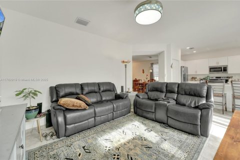 Casa en venta en Miami, Florida, 4 dormitorios, 228.63 m2 № 1868797 - foto 10