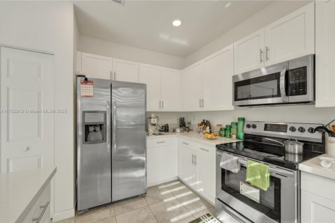 Casa en venta en Miami, Florida, 4 dormitorios, 228.63 m2 № 1868797 - foto 13