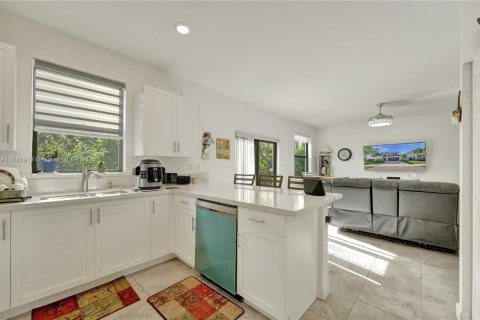 Casa en venta en Miami, Florida, 4 dormitorios, 228.63 m2 № 1868797 - foto 12