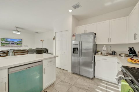 Casa en venta en Miami, Florida, 4 dormitorios, 228.63 m2 № 1868797 - foto 14