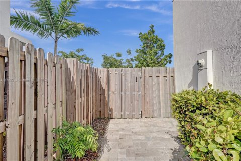 Casa en venta en Miami, Florida, 4 dormitorios, 228.63 m2 № 1868797 - foto 28