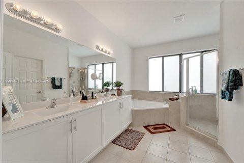 Casa en venta en Miami, Florida, 4 dormitorios, 228.63 m2 № 1868797 - foto 21