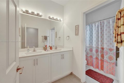 Casa en venta en Miami, Florida, 4 dormitorios, 228.63 m2 № 1868797 - foto 26