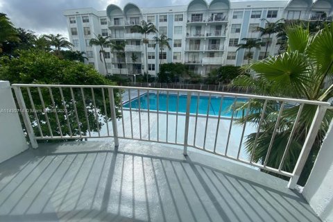 Condo in Miami, Florida, 2 bedrooms № 1960812 - photo 2