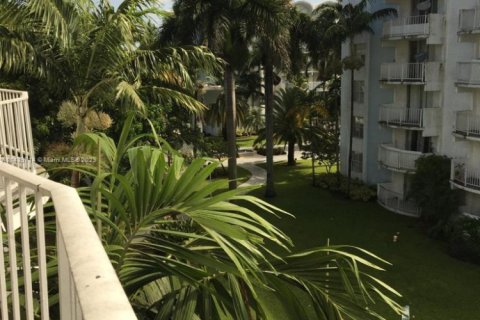 Condo in Miami, Florida, 2 bedrooms № 1960812 - photo 1