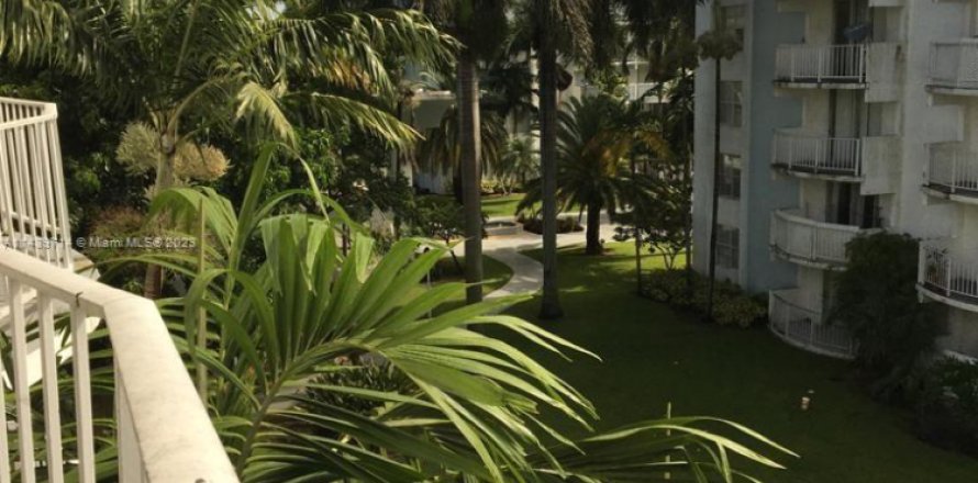 Condo in Miami, Florida, 2 bedrooms № 1960812