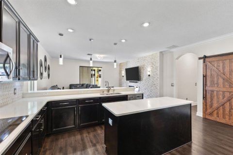 House in Orlando, Florida 5 bedrooms, 301.84 sq.m. № 1739696 - photo 8