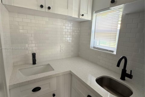 Commercial property in Miami, Florida 91.42 sq.m. № 1969475 - photo 2