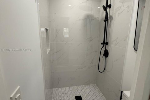 Commercial property in Miami, Florida 91.42 sq.m. № 1969475 - photo 4