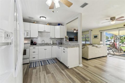 House in Hudson, Florida 2 bedrooms, 107.02 sq.m. № 1743457 - photo 11