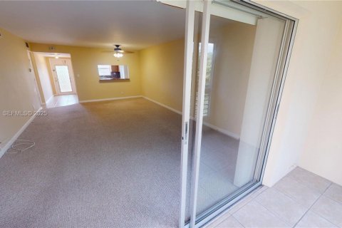 Condo in Sunrise, Florida, 2 bedrooms № 2062285 - photo 12