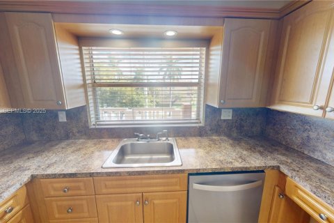 Condo in Sunrise, Florida, 2 bedrooms № 2062285 - photo 2