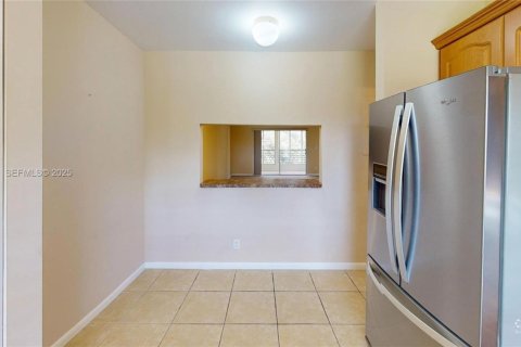 Condo in Sunrise, Florida, 2 bedrooms № 2062285 - photo 5