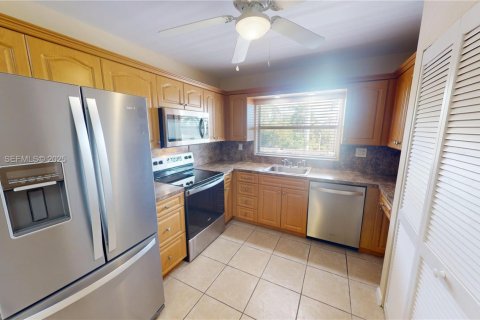 Condo in Sunrise, Florida, 2 bedrooms № 2062285 - photo 4