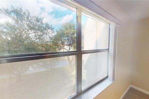 Condo in Sunrise, Florida, 2 bedrooms № 2062285 - photo 22
