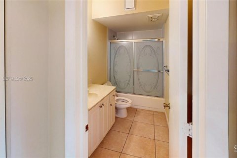 Condo in Sunrise, Florida, 2 bedrooms № 2062285 - photo 24