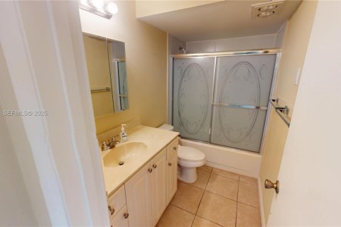 Condo in Sunrise, Florida, 2 bedrooms № 2062285 - photo 25