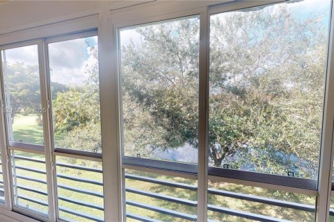 Condo in Sunrise, Florida, 2 bedrooms № 2062285 - photo 13