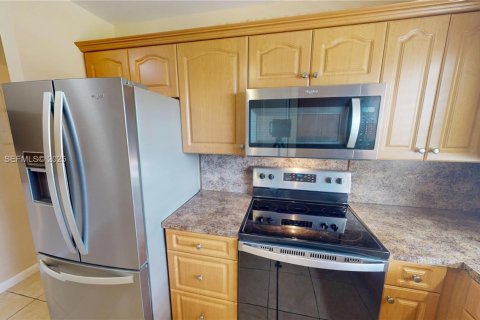 Condo in Sunrise, Florida, 2 bedrooms № 2062285 - photo 3