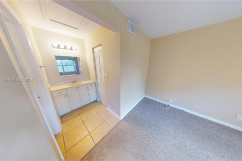 Condo in Sunrise, Florida, 2 bedrooms № 2062285 - photo 19