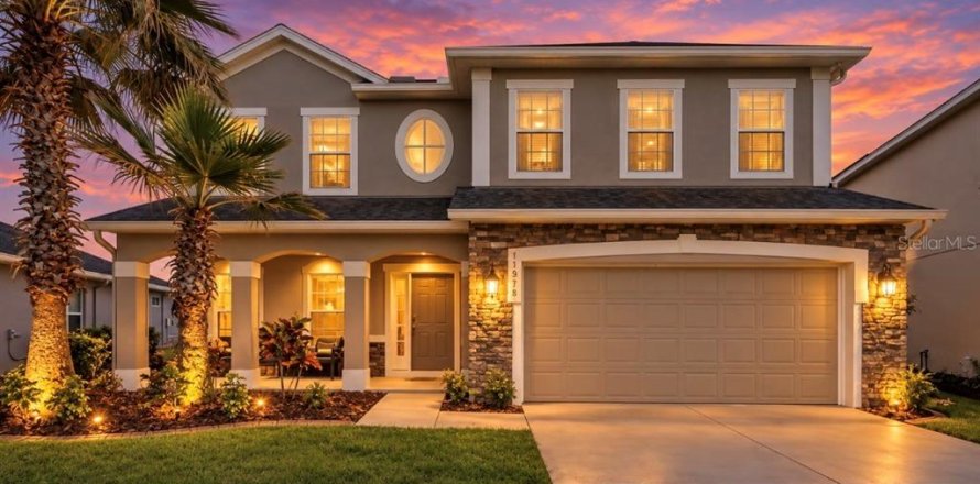 House in Orlando, Florida 5 bedrooms, 287.25 sq.m. № 2396221