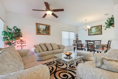 House in Orlando, Florida 5 bedrooms, 287.25 sq.m. № 2396221 - photo 5