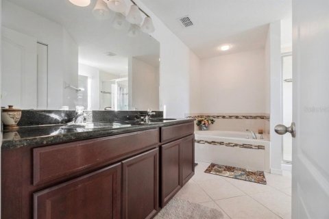 House in Orlando, Florida 5 bedrooms, 287.25 sq.m. № 2396221 - photo 21