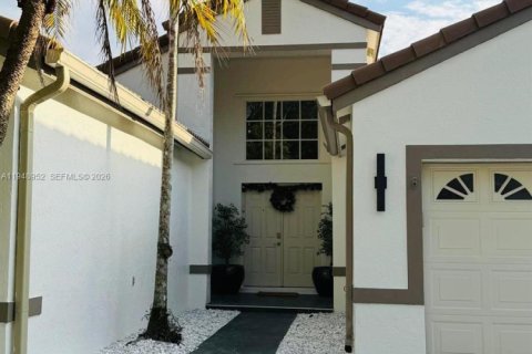 House in Weston, Florida 4 bedrooms, 215.72 sq.m. № 2004721 - photo 3