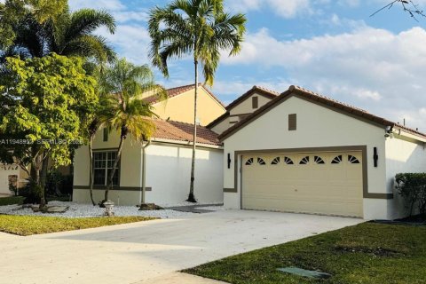 House in Weston, Florida 4 bedrooms, 215.72 sq.m. № 2004721 - photo 2