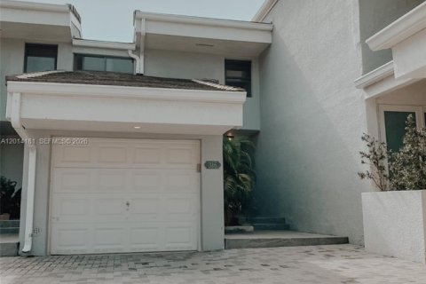 Townhouse in Sunny Isles Beach, Florida 3 bedrooms, 210.42 sq.m. № 2076235