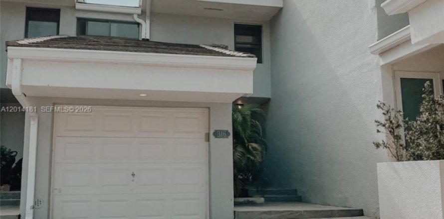 Townhouse in Sunny Isles Beach, Florida 3 bedrooms, 210.42 sq.m. № 2076235