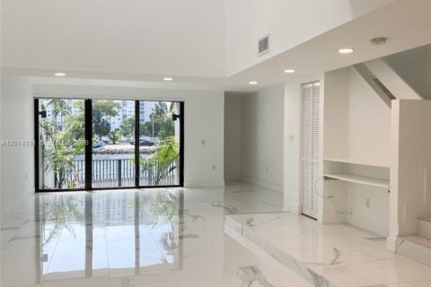 Townhouse in Sunny Isles Beach, Florida 3 bedrooms, 210.42 sq.m. № 2076235 - photo 4