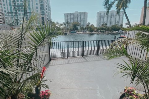 Townhouse in Sunny Isles Beach, Florida 3 bedrooms, 210.42 sq.m. № 2076235 - photo 8
